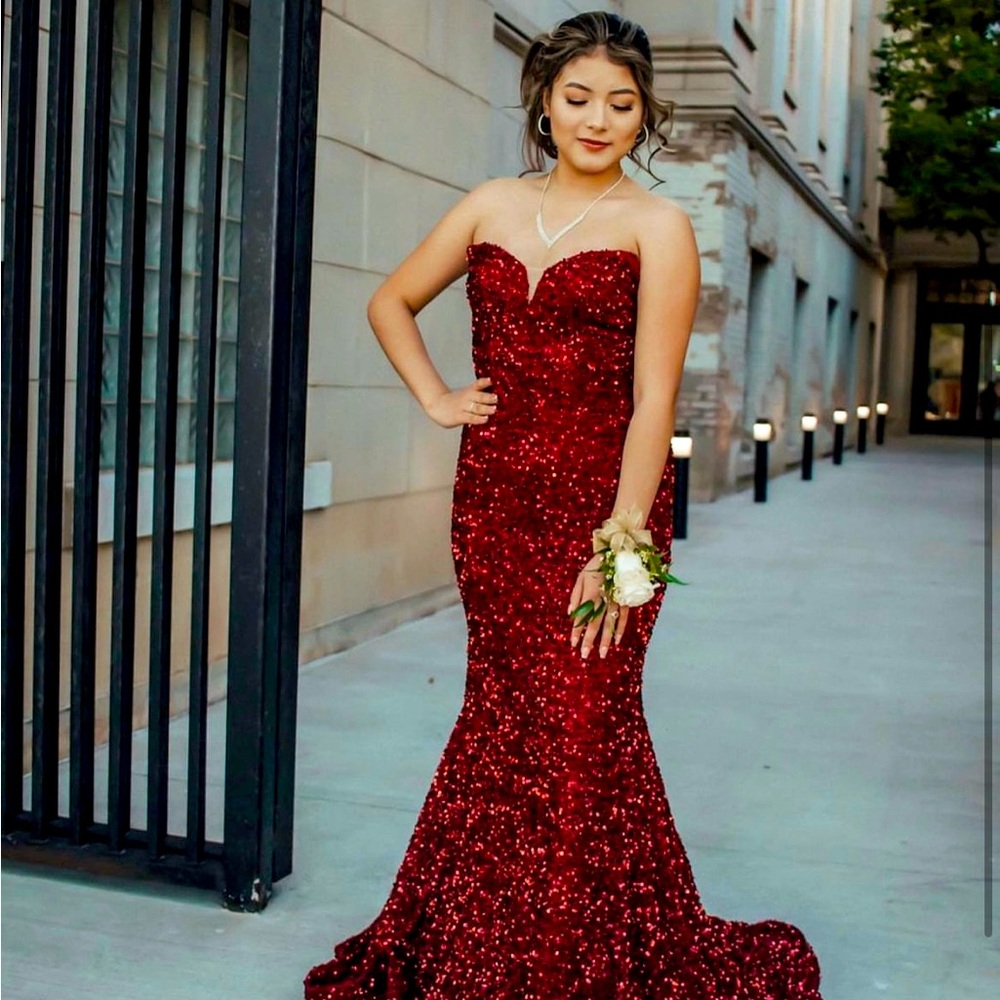 Beautiful dress. Size 00 but it fits a small.